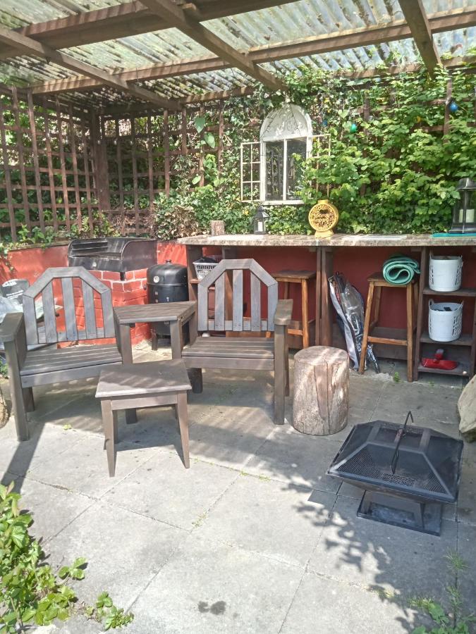 'Morris' The Shepherd'S Hut And Woodland Hot Tub Experience Carmarthen Exterior photo